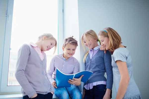 Groep van klasgenoten — Stockfoto