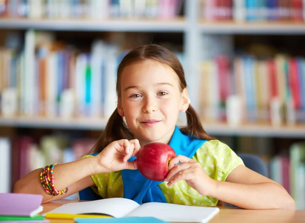 Fille avec pomme — Photo