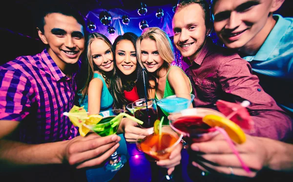 Friends with cocktails — Stock Photo, Image