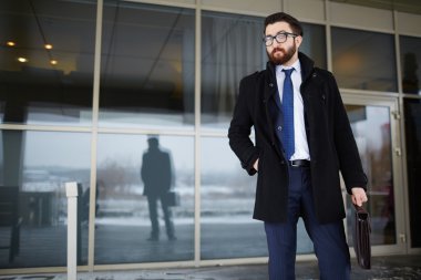 evrak çantası ile işadamı