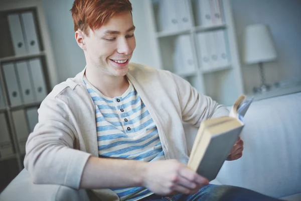 Guy reading — Stock Photo, Image