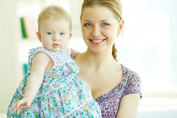 Vrouw met dochter — Stockfoto