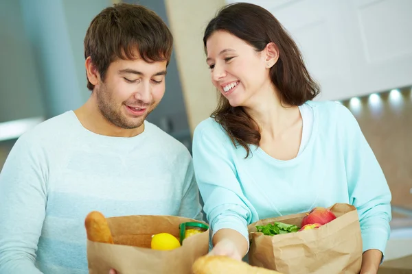 Couple with packets — Stock Photo, Image
