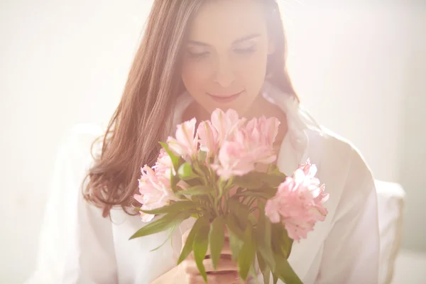 Femme avec bouquet — Photo