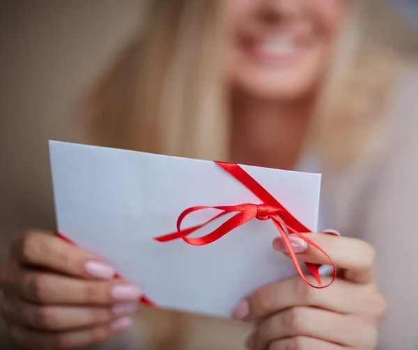 Lettura messaggio d'amore — Foto Stock