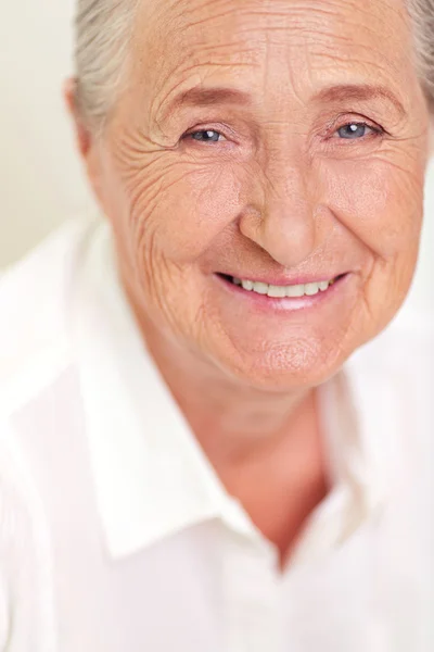 Mujer mayor sonriente — Foto de Stock