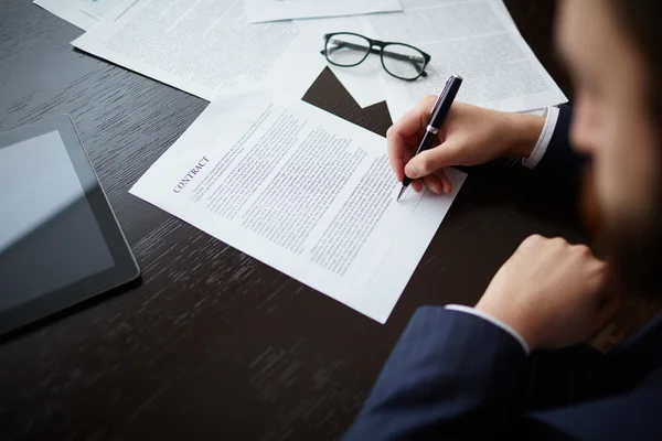 Signing contract — Stock Photo, Image