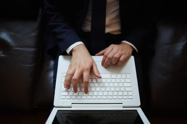 Homem de negócios digitação — Fotografia de Stock