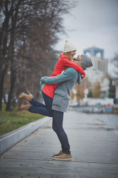 Holding girlfriend — Stock Photo, Image