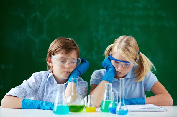 Children at chemistry lesson — Stock Photo, Image