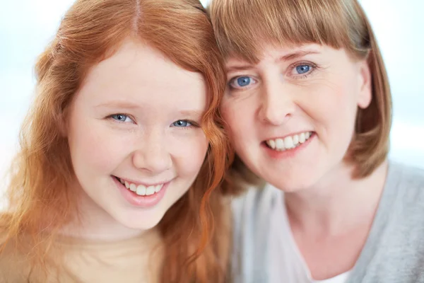 Chica feliz y su madre — Foto de Stock