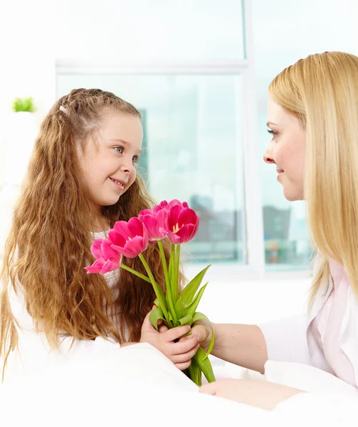 Dávat tulipány matce — Stock fotografie