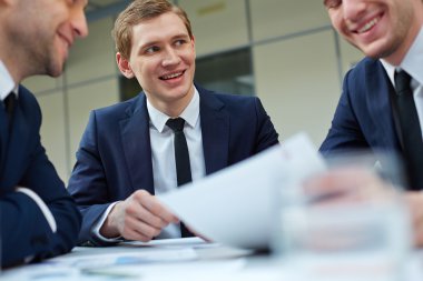 stratejisini tartışıyor