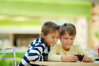 çocuklar ile smartphone