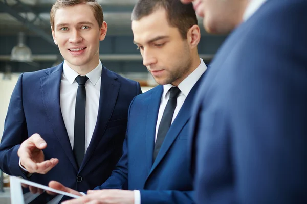 Empresarios en reunión —  Fotos de Stock