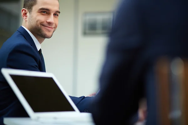 Kijken naar collega — Stockfoto