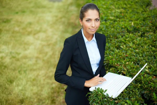 Mujer de negocios amigable naturaleza —  Fotos de Stock