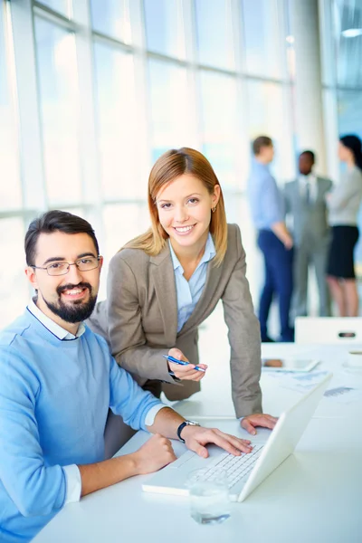 Kollegen bei der Arbeit — Stockfoto