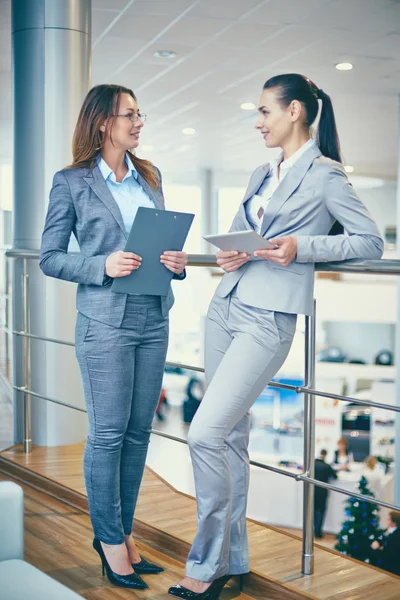Affärskvinnor vid möte — Stockfoto