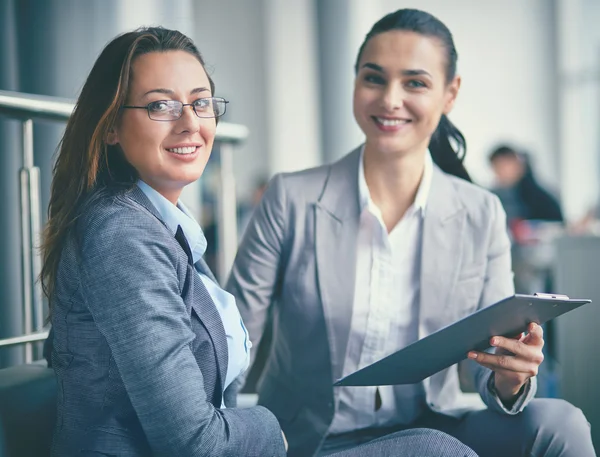 Donne d'affari che parlano — Foto Stock