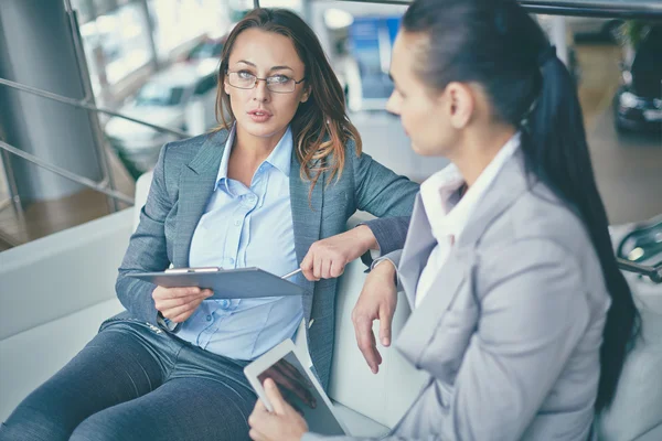 Vrouwelijke ondernemers bespreken — Stockfoto