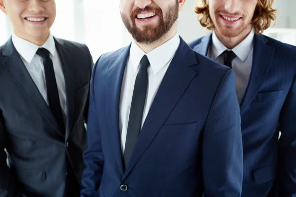 Des hommes d'affaires souriants — Photo