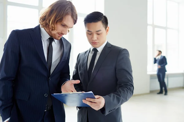 Plan diskutiert — Stockfoto