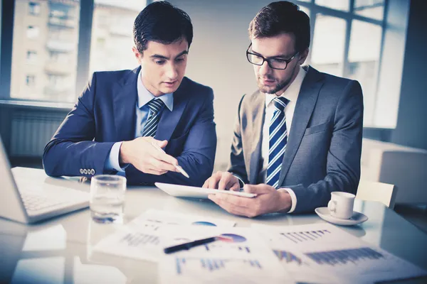 Two young businessmen — Stock Photo, Image