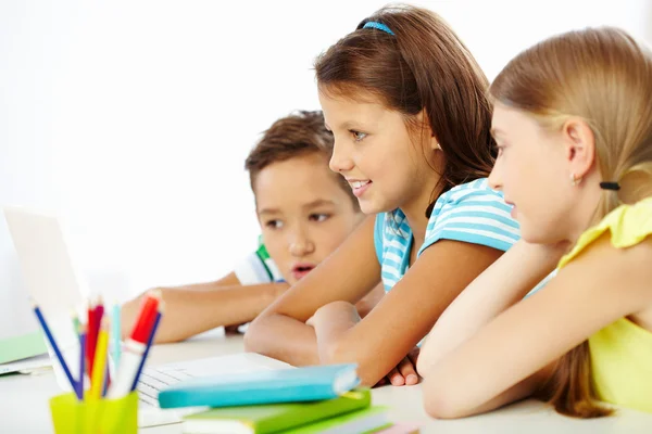 Estudiantes estudiando — Foto de Stock