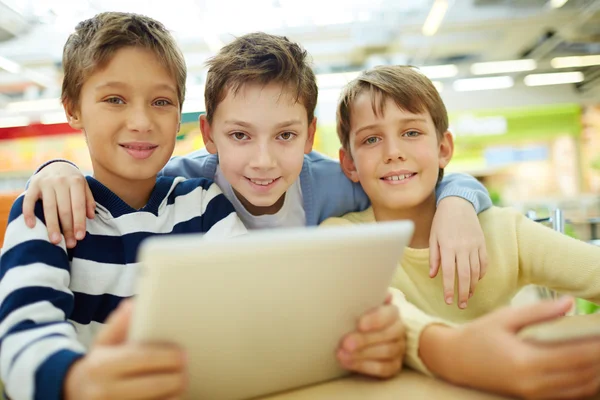 Kinderen met touchpad — Stockfoto