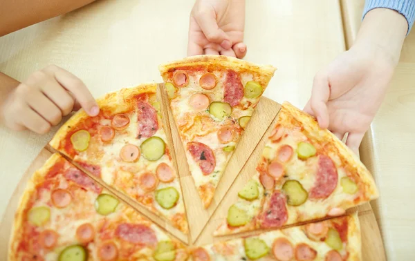 Kinder essen Pizza — Stockfoto