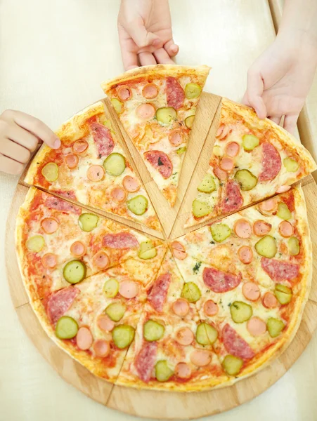 Niños comiendo — Foto de Stock