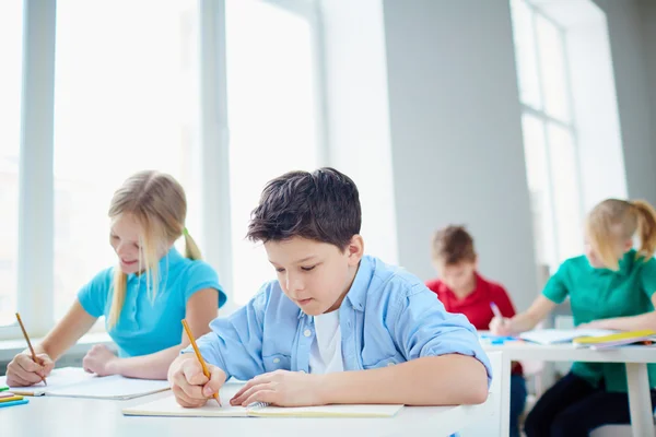 Schüler zeichnen — Stockfoto