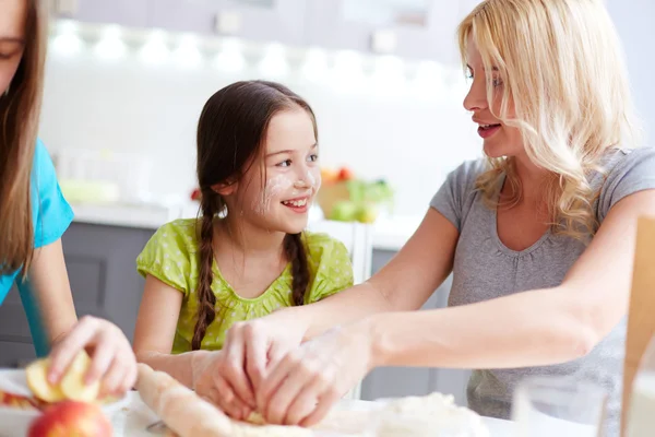 Girl and mother cooking — Stock Photo, Image