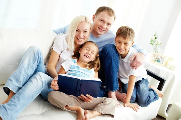 Glückliche Familie — Stockfoto