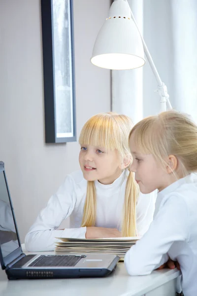Meisjes met laptop — Stockfoto