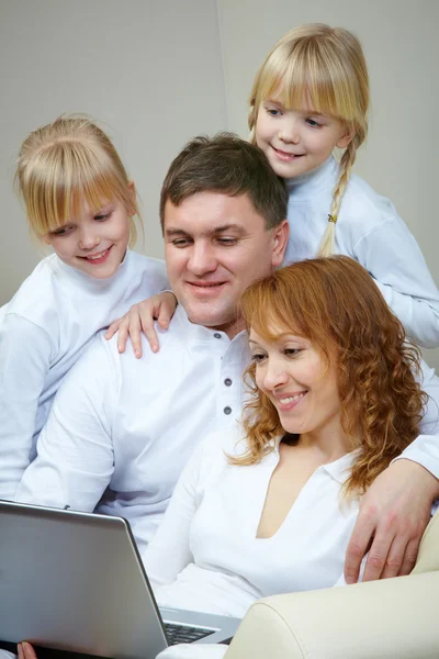 Famiglia che guarda film da computer portatile — Foto Stock