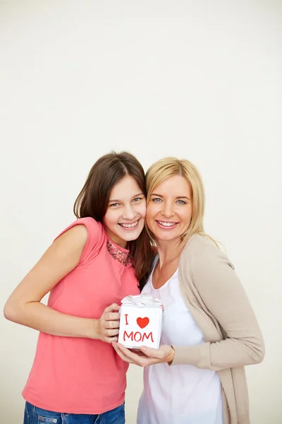 Ragazza e sua mamma con piccolo regalo — Foto Stock