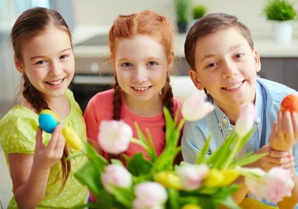 Bambini con uova di Pasqua — Foto Stock