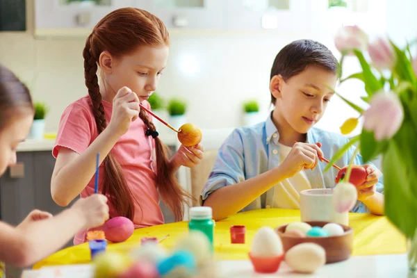 Niños en edad preescolar pintando huevos — Foto de Stock