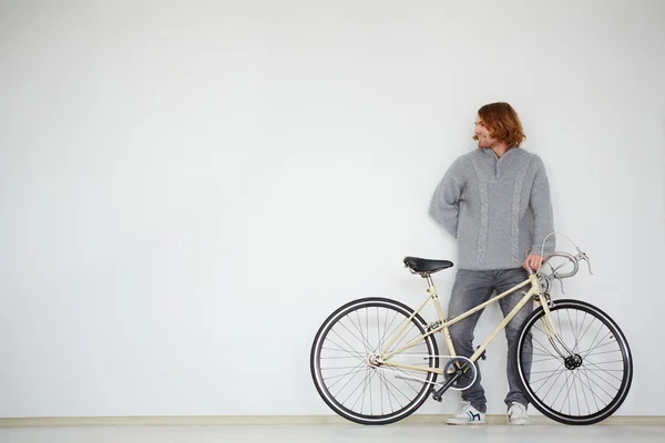 Hombre con bicicleta —  Fotos de Stock