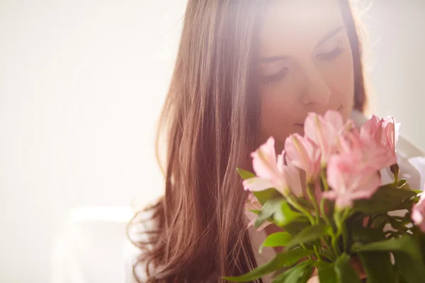 女性与花束 — 图库照片