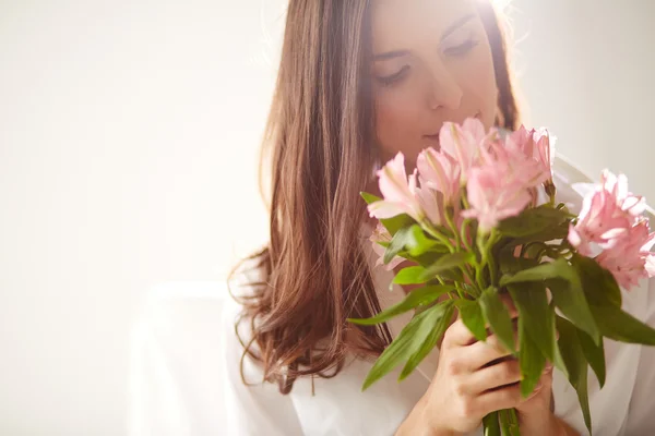 Mujer con ramo — Foto de Stock