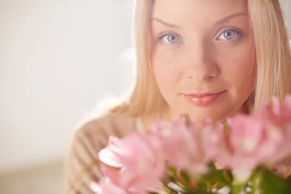 Lady with flowers — Stock Photo, Image