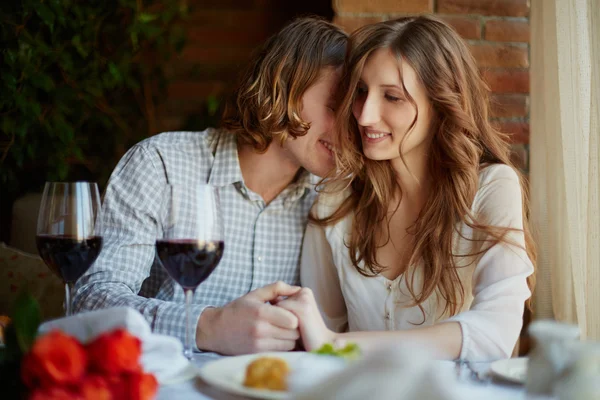 Paar flirtet in Restaurant — Stockfoto