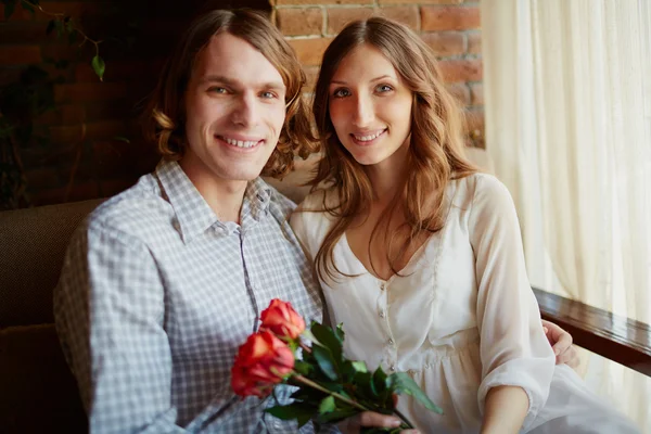 Jovem casal amoroso — Fotografia de Stock