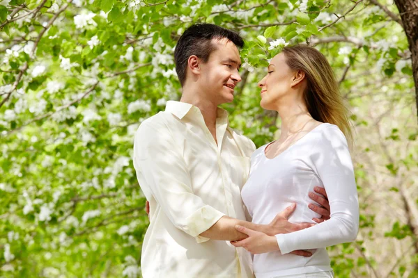 Casal no parque — Fotografia de Stock