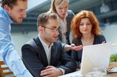 laptop ile çalışan iş ortakları