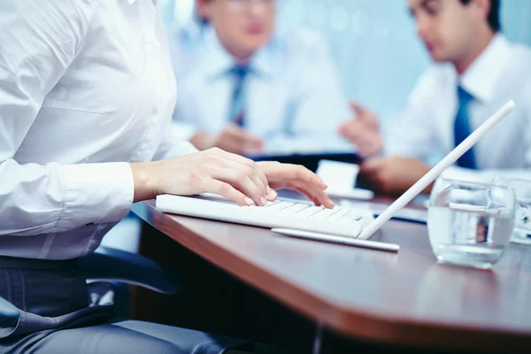 Mujer de negocios escribiendo — Foto de Stock