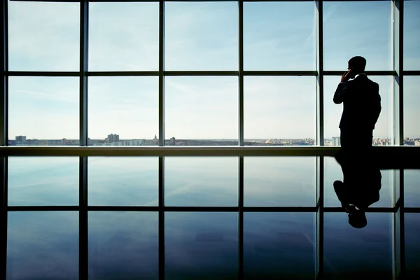 Geschäftsmann am Fenster — Stockfoto